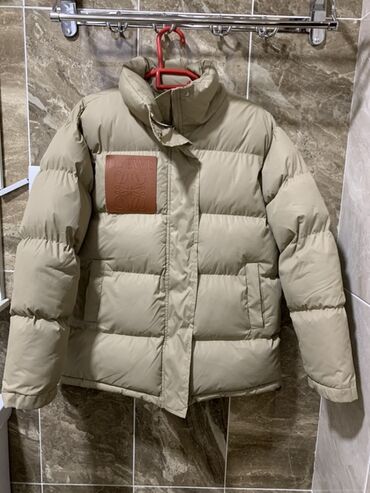 куртки женские тонкие l: Женский пуховик Loewe. Укороченный пуховик бежевого цвета с высоким