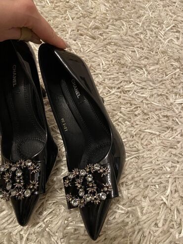 qadın jaketləri: Chanel qadın qayığı (pumps) - Material: parlaq laklı dəri - Rəng