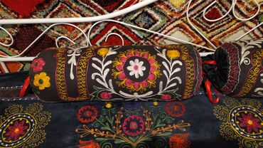 Άλλα αντικείμενα για το σπίτι: Ένα κάλυμμα κρεβατιού και δύο μαξιλάρια. Κεντημένο σε παραδοσιακό — 14