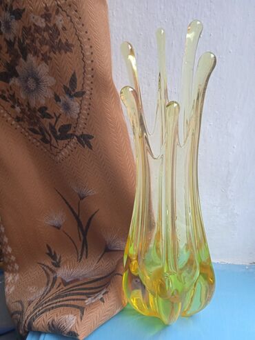 времён союза: Продам вазу советских времён, высота 30см, и стаканы тонкие 10 штук, 8