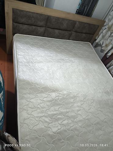 Двуспальные кровати: Двуспальная кровать с высоким мягким изголовьем и матрасом б/у - — 2