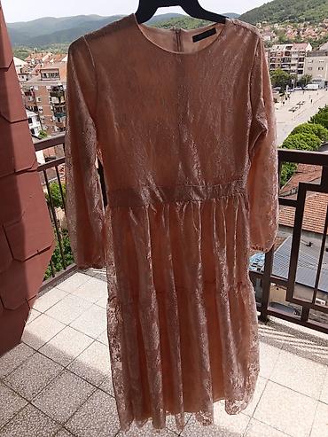 Haljine: REFKA čipkana haljina - Boja: puder roze - Model: midi dužina — 2
