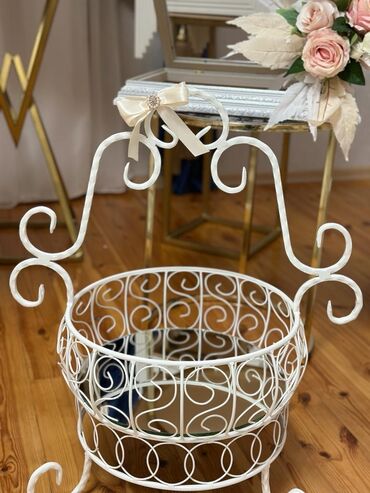 Stend vitrinləri: Ağ rəngdə qarışıq güllərlə 14 ədədli xonça dəsti satılır. Üzərində — 3