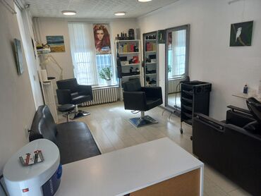 Commercial Property: Prodajem salon sa klijentelom za frizerske I pedikir usluge. Niske