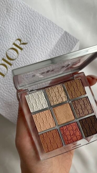 уличные гирлянды для кафе: Палетка теней для век Dior (9 оттенков) - Компакт с прозрачной