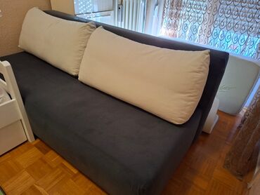 plasticne stolice za kafice: Sofa tamnosive boje sa dva svetla jastuka, idealna za dnevni boravak