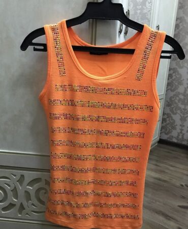 оранжевая футболка: Продаю очень красивую майку,качество отличное,размер подойдет на S и М