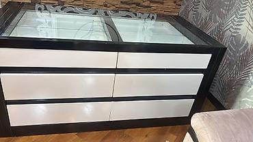 isqaflar: Şüşə vitrinli saxlama masası / komod - İstifadə sahəsi: butik — 1