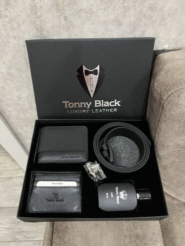 Hədiyyələr: "Tonny Black" dəsti. Dəstə pul kisəsi, kart üçün yer, kəmər, qol