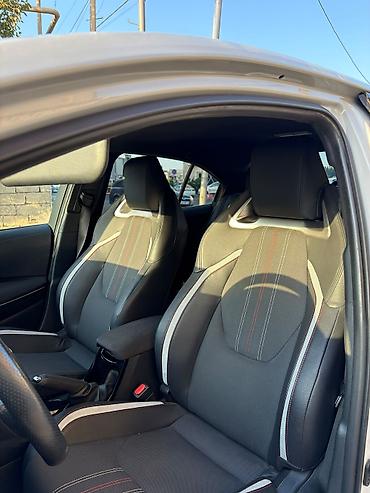 Toyota: Toyota Corolla – sedan, ağ rəng, qara dam aksenti ilə. Texniki və — 1