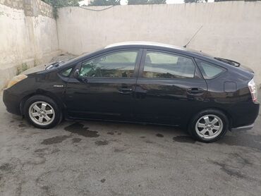 бу аккумулятор: 2008-ci il buraxılışlı, qara rəngli Toyota Prius avtomobili. Bu hibrid