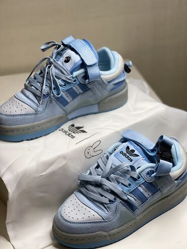Кроссовки и спортивная обувь: Bad Bunny x adidas Forum Buckle Low «Blue Tint» - коллаборационные