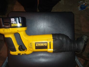 dewalt srafilica 68v: DeWalt testera sabljasta,dve baterije,punjac,odlicno stanje,dogivor