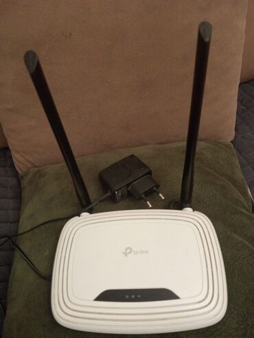 Modemlər və şəbəkə avadanlıqları: Ağ rəngdə, iki antenalı TP-Link TL-WR841N(US) model simsiz router
