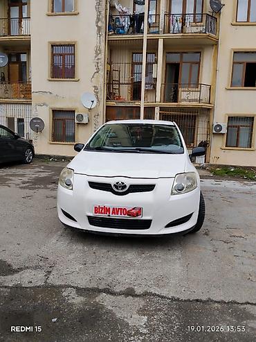 Toyota: Toyota Auris, ağ rəng, hetçbek kuzov. Əsas xüsusiyyətlər: - 5 qapı — 2