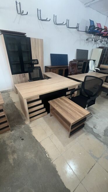 stolustu sufreler: Ofis mebel dəsti – L formalı rəhbər masa, köməkçi yan masa və