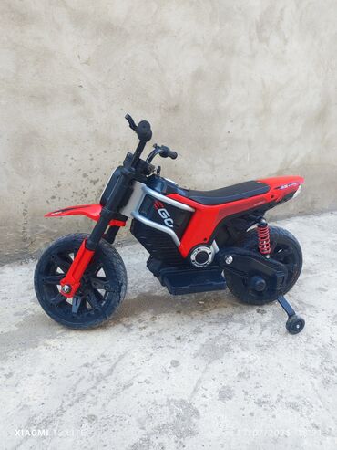 Nənnilər: Uşaq elektrik motosikleti – qırmızı/qaray rəngdə, şəhər stili