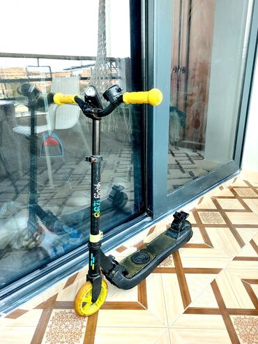 Qaçış trenajorları: Elektrikli skuterdir.Bu skuter qara rəngdədir və sarı sükan