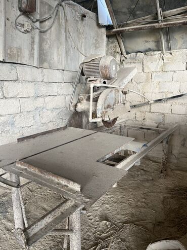 Anbar və emalatxanalar: Anbar/istehsalat sahəsi – daş divarlı, metal-karkas dam örtüyü ilə — 10