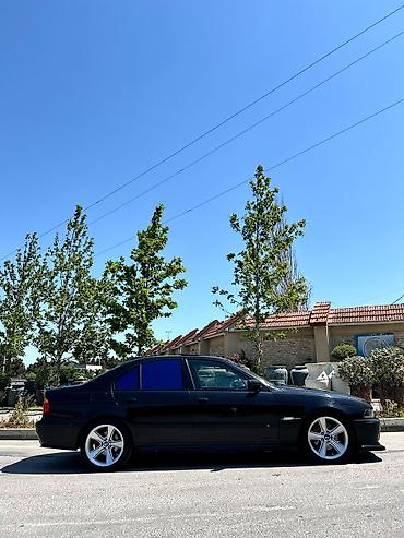 e39 guzgu: BMW 5 Series E39 sedan – qara rəng, M-paket üslublu eksteryer — 7