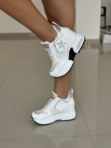 Women's Sneakers and athletic shoes: Cena 4800din
Br36-40
Skrivena peta 9cm — 4