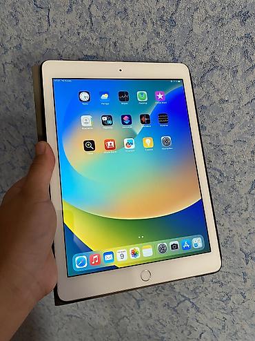 Планшеты: Планшет, Apple, память 128 ГБ, 9" - 10", Wi-Fi, Б/у, Детский цвет - Серебристый — 1