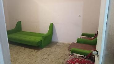 berde kiraye: Evdə 3 otaq var .hər otaqda 1 nəfər qalır .2 nəfər otaq yoldaşı — 2