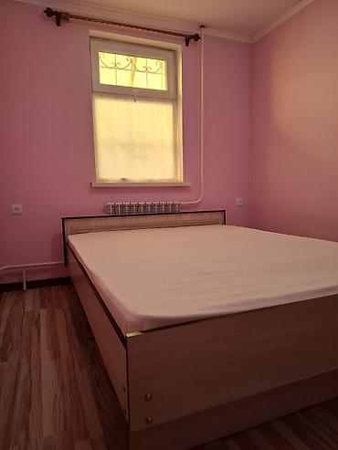 Кровати: Двуспальная кровать, Б/у, С матрасом, длина - 200 см — 1