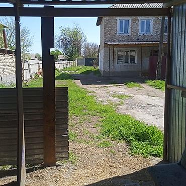 Продажа коттеджей и домов: 7 комнат Продаётся двухэтажный кирпичный дом с участком. Основные — 5