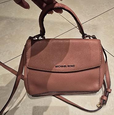 Torbe: MICHAEL KORS mala torba preko ramena, a moze se nositi i u ruci. Neka — 12