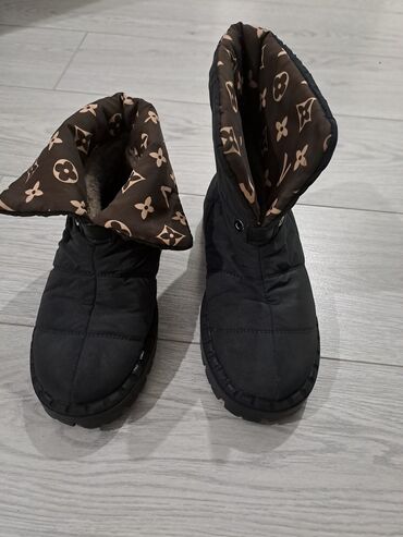 Ботинки и ботильоны: Две пары женских ботинок/ботильонов. 1) Уютные зимние ботинки — 7