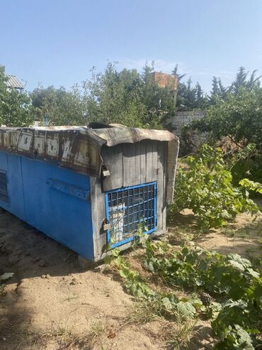Mavi rəngdə, taxta və metal konstruksiyalı köşk. Bu köşk müxtəlif