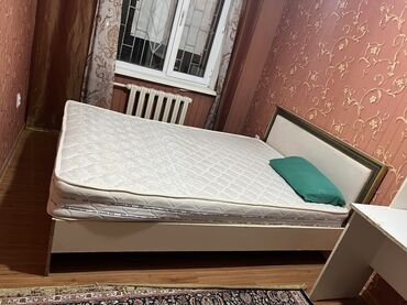 кровать двуспальная металлическая: Продаю б/у спальный кровать с матрасом