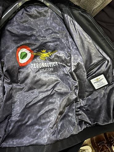 мужской свитер с капюшоном: Кожаная куртка Aeronautica Militare в стиле пилотного бомбера. Черная — 4