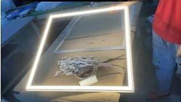 Rasveta: LED Paneli. Sa plavim svetlom ring paneli i centralno svetlo 6500K — 18