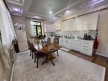 Продажа коттеджей и домов: Просторный двухэтажный дом с ухоженным зеленым участком. - — 38