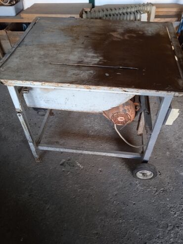 Stacionarna kružna testera sa metalnim stolom i ramom. Poseduje motor
