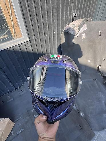 Мотошлем AGV интегрального типа с ярким переливающимся дизайном под