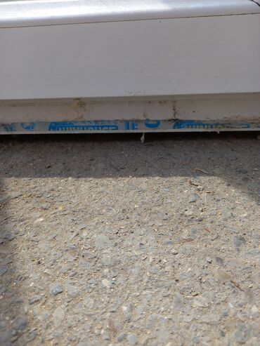 pvc pencere: Ağ rəngli PVC materialdan hazırlanmış, üç şüşəli pəncərə. Bu pəncərə