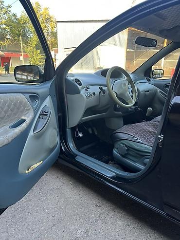 mini coper: Toyota Yaris: 2001 г., Механика, Хэтчбэк — 3