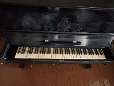 Информатика: Upright piano – klassik qara korpuslu, ön paneldə lira və naxışlı oyma