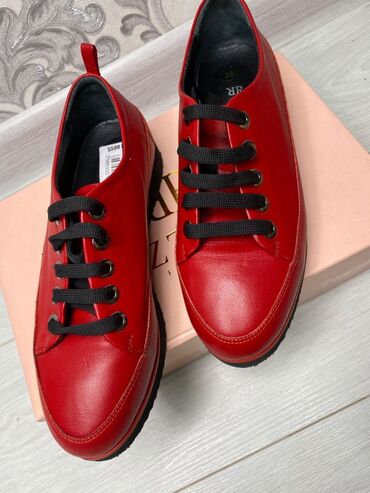 Кроссовки и спортивная обувь: Ботасы Rizzano изготовлены из красной мягкой натуральной кожи, очень