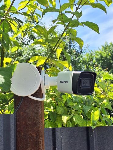 Видеонаблюдение: Белая цилиндрическая IP-камера Hikvision с кронштейном — 14