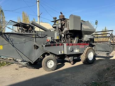 Зерноуборочные комбайны: Зерноуборочный комбайн Ростсельмаш. - Полноразмерная жатка с — 30