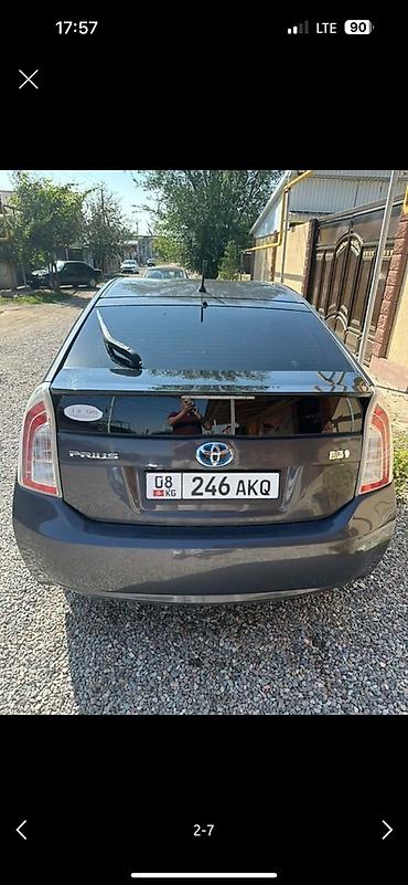 вдоль реки: Toyota Prius: 2015 г., Гибрид, Хэтчбэк — 2