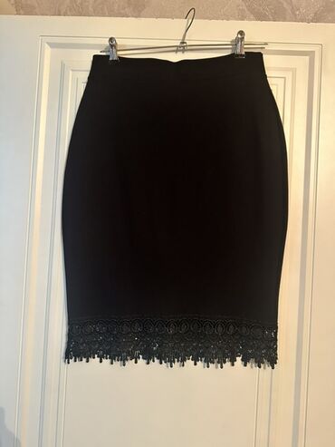 qadin ucun tulumlar: Qadın qara ətək – zərif krujeva detallı - Model: dar/kokteyl-stil