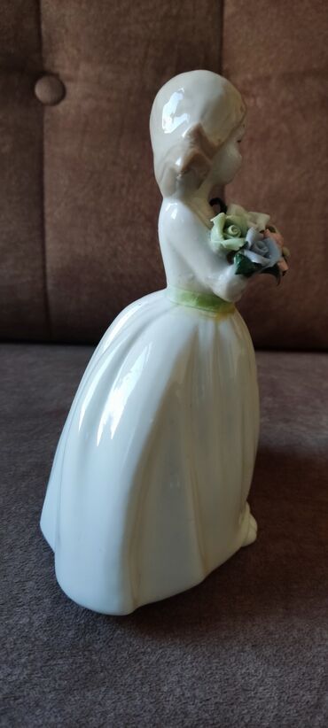 Heykəlciklər: Статуэтка . Девушка с букетом . Высота 16 сантиметров — 6