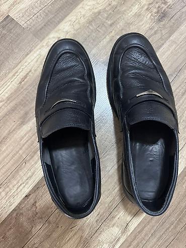 Ayaqqabılar: Klassik ayaqqabı Ayaqqabı yenidir və cırığı,problemi yoxdur,razmeri — 5