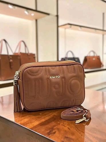 dekolte ili deholte: Liu Jo crossbody torba – model sa reljefnim monogramom - Kompaktna — 9