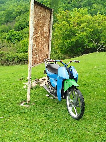 moped s50: Moped/skuter tipli motosiklet – mavi-yaşıl rəngdə, şəhər içi gedişlər — 3